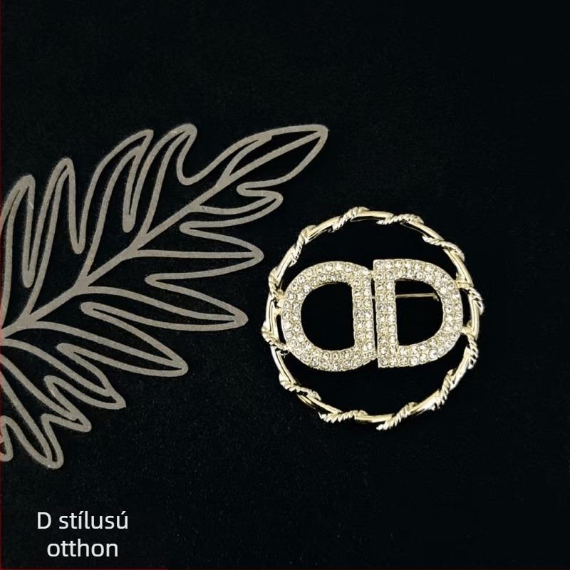 D Family Broszka – Ötvözet, Kód Y0142jn, elektroplatinázás, Funkciók: Emlékmű és Díszítés, Uniszex