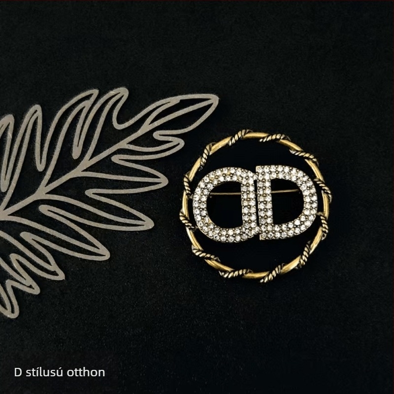 D Family Broszka – Ötvözet, Kód Y0142jn, elektroplatinázás, Funkciók: Emlékmű és Díszítés, Uniszex