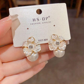 Fülbevaló virág alakú réz anyaggal, valódi aranyozással, könnyed luxus stílusban, nőknek