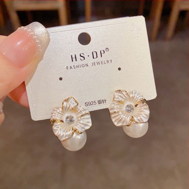 Fülbevaló virág alakú réz anyaggal, valódi aranyozással, könnyed luxus stílusban, nőknek