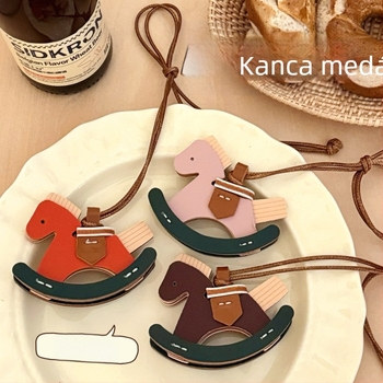 Vintage bőr hintázó ló medál hátizsák és autó dekorációhoz • Anyag PU • Tömeg 20 g • Minta: apró állatok • Stílus: édes, medál • Tengyi premium