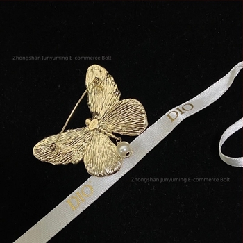 Leptir alakú brooch csüngővel és gyöngyökkel, aranyozott rézből, elektrolitikus bevonattal, női divatkiegészítő