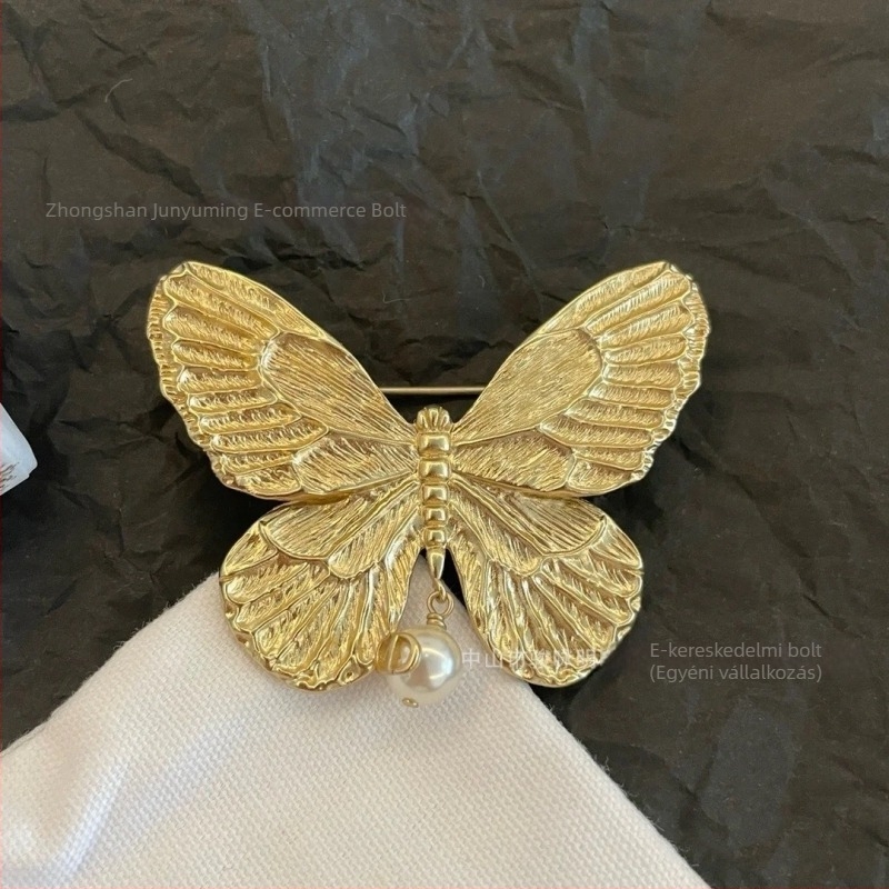 Leptir alakú brooch csüngővel és gyöngyökkel, aranyozott rézből, elektrolitikus bevonattal, női divatkiegészítő