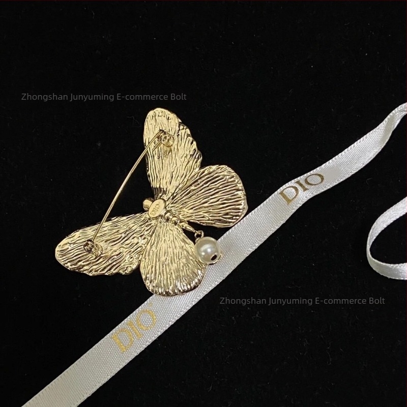 Leptir alakú brooch csüngővel és gyöngyökkel, aranyozott rézből, elektrolitikus bevonattal, női divatkiegészítő