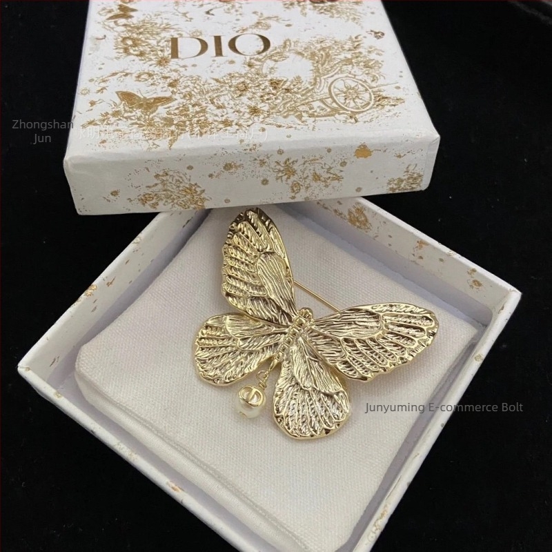 Leptir alakú brooch csüngővel és gyöngyökkel, aranyozott rézből, elektrolitikus bevonattal, női divatkiegészítő