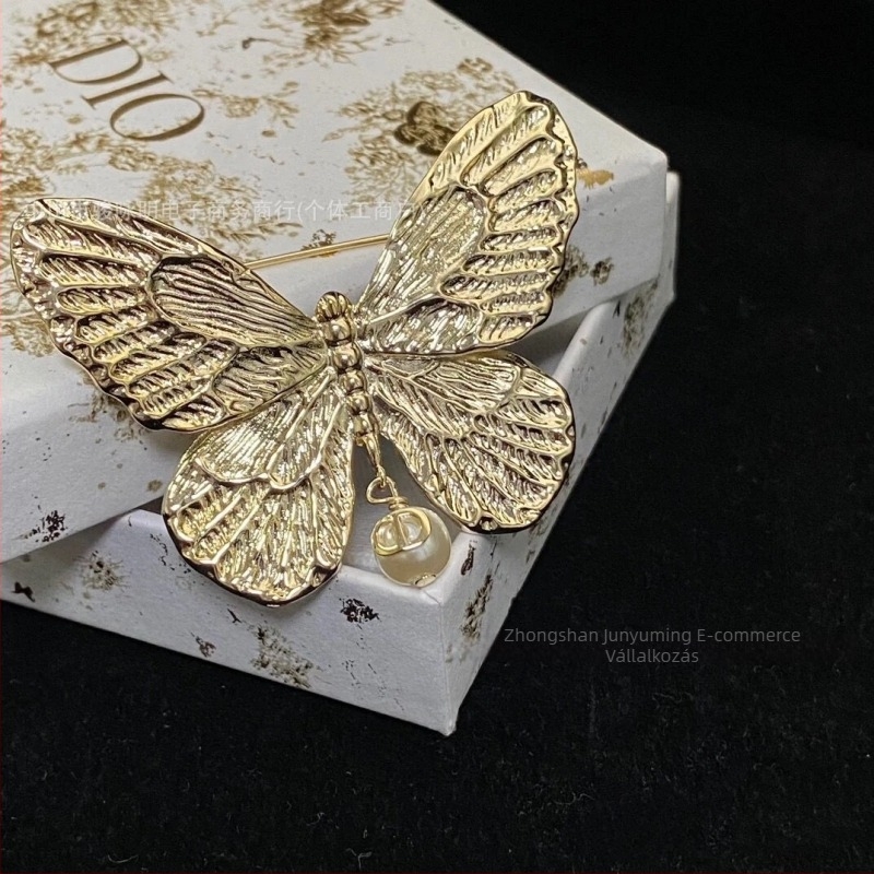 Leptir alakú brooch csüngővel és gyöngyökkel, aranyozott rézből, elektrolitikus bevonattal, női divatkiegészítő