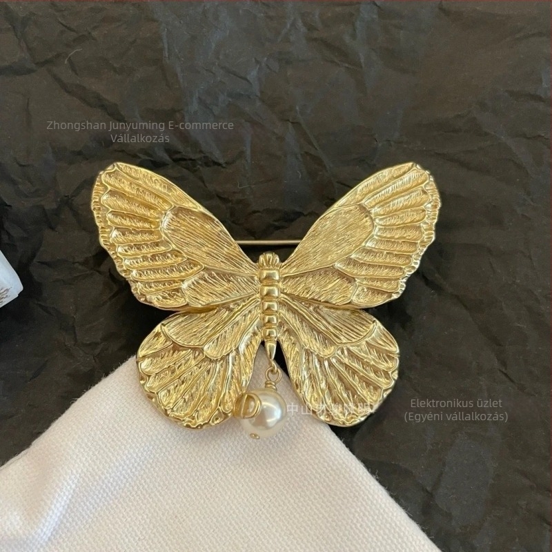 Leptir alakú brooch csüngővel és gyöngyökkel, aranyozott rézből, elektrolitikus bevonattal, női divatkiegészítő