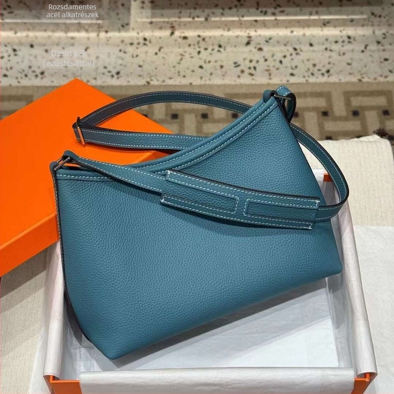 Női crossbody táska valódi bőrből (elsőréteg marhabőr), cipzáras zárás, mikrofiber bélés, belső zsebek a telefon és azonosító kártya számára