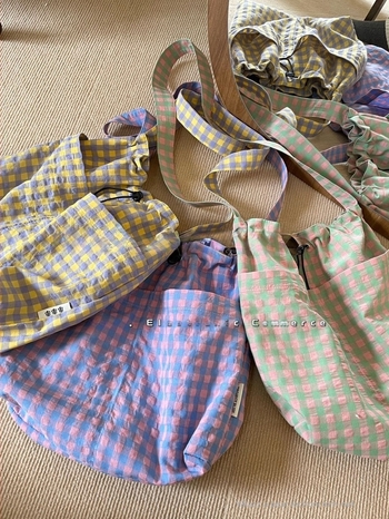 Nylon utazó tote táska, vízszintes téglalap alakú formával és belső cipzáras rekesszel
