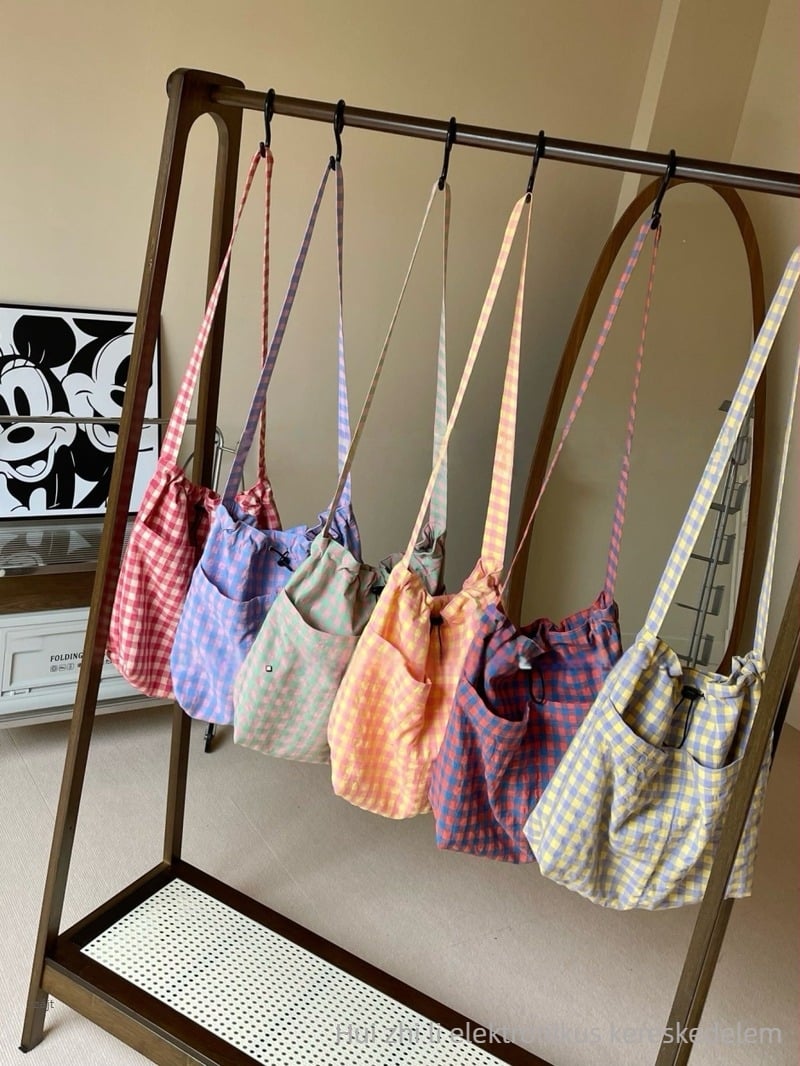 Nylon utazó tote táska, vízszintes téglalap alakú formával és belső cipzáras rekesszel