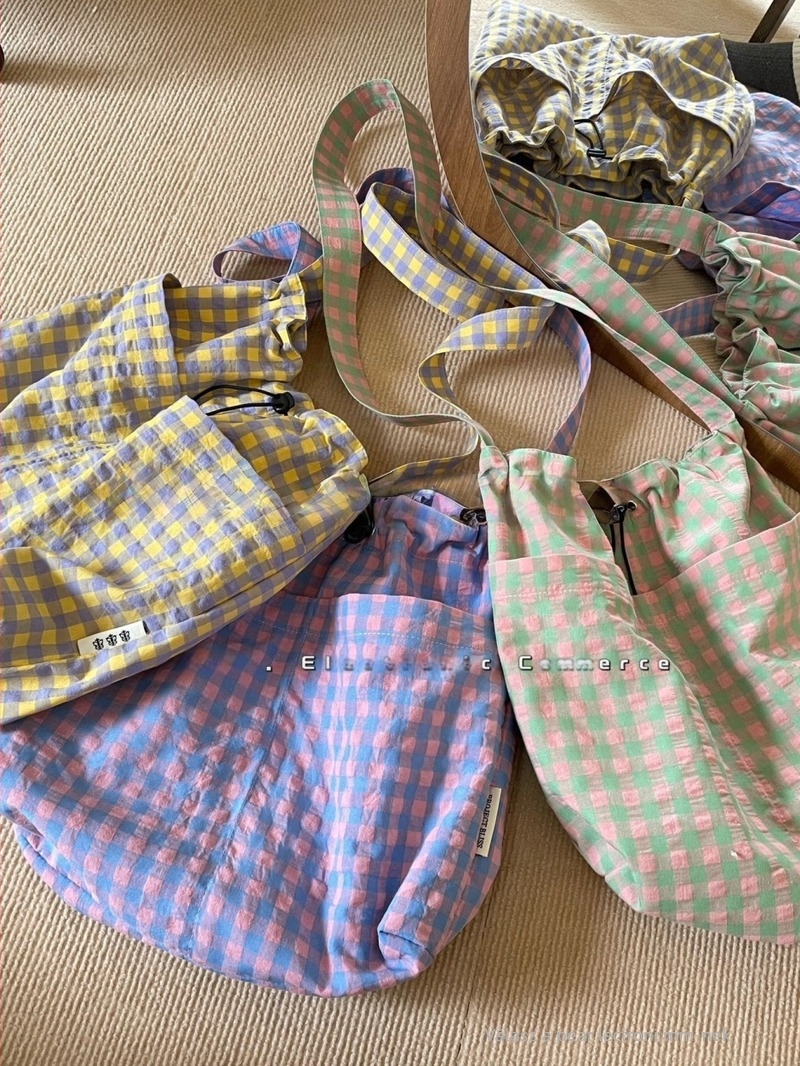 Nylon utazó tote táska, vízszintes téglalap alakú formával és belső cipzáras rekesszel