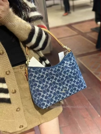 Denim alkar alatti hobó táska cipzárral, nylon bélés, vízszintes négyzet alakú forma, telefontartó zseb és laminált cipzáras zseb, dupla vállpántok (Tavasz 2025)