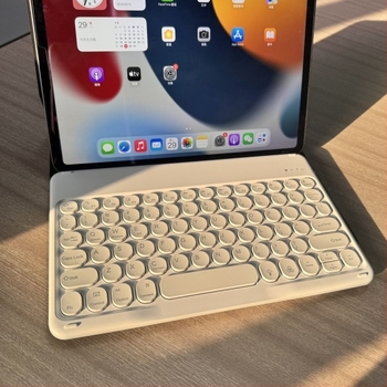 7 színű háttérvilágítású Bluetooth billentyűzet - vezeték nélküli, újratölthető, univerzális tabletekhez és telefonokhoz