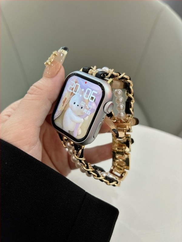 Perlával díszített bőrszíj Apple Watchhoz — elegáns karkötő