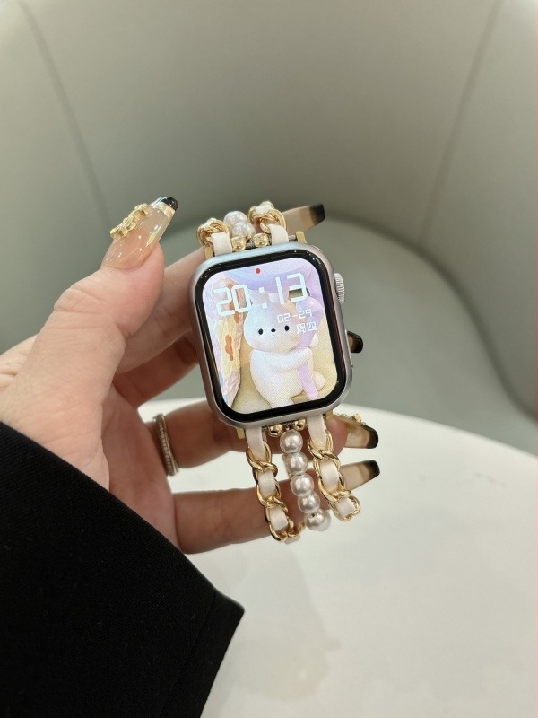Perlával díszített bőrszíj Apple Watchhoz — elegáns karkötő