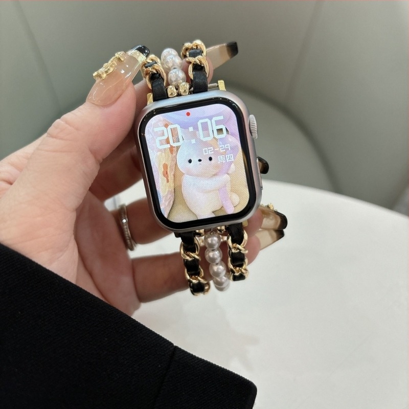 Perlával díszített bőrszíj Apple Watchhoz — elegáns karkötő