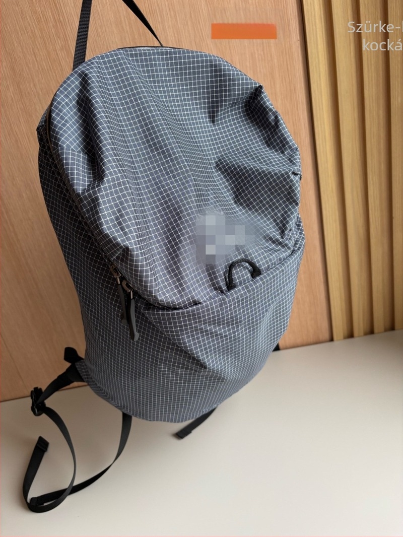 Hátizsák kockás mintával, kapacitás 20 L alatt, nylon anyag, görbült vállpánt, kompatibil 13 hüvelykes laptophoz