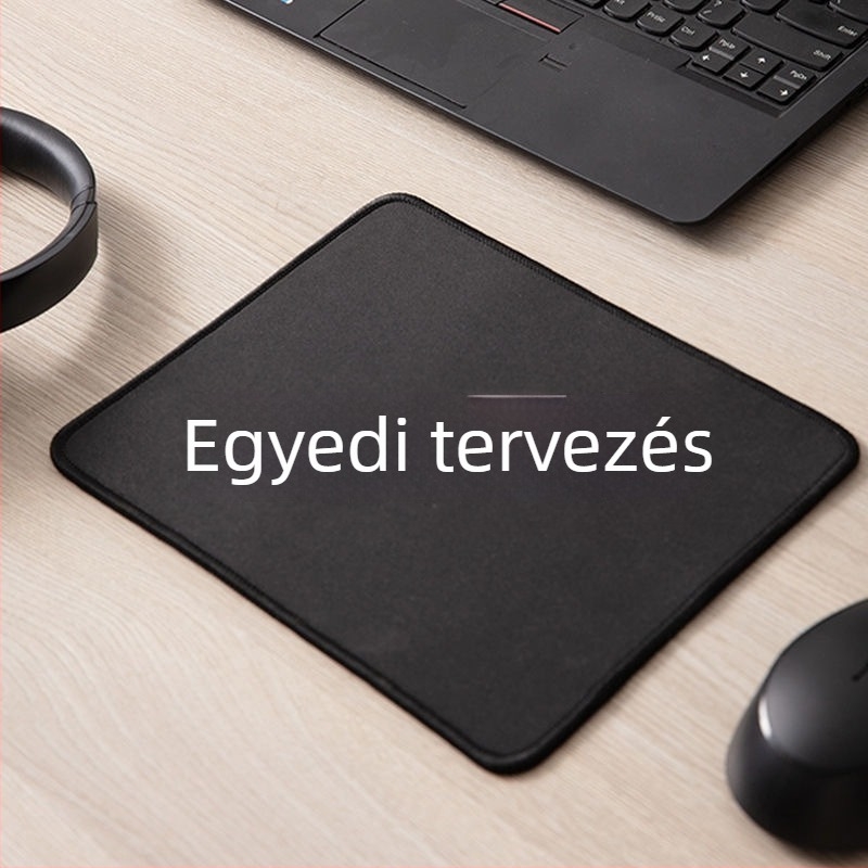 Óriás méretű gamer egérpad varrott éllel, egyedi logóval, AOCC-stílus, anime-karikatúra dizájn