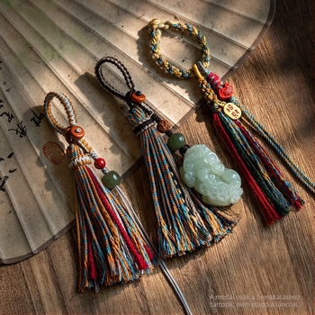 Kézzel szőtt tibeti bojtos autó kulcstartó, fa anyag, rajzfilmszerű stílus, autó díszek, 2024 tél