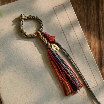 Kézzel szőtt tibeti bojtos autó kulcstartó, fa anyag, rajzfilmszerű stílus, autó díszek, 2024 tél