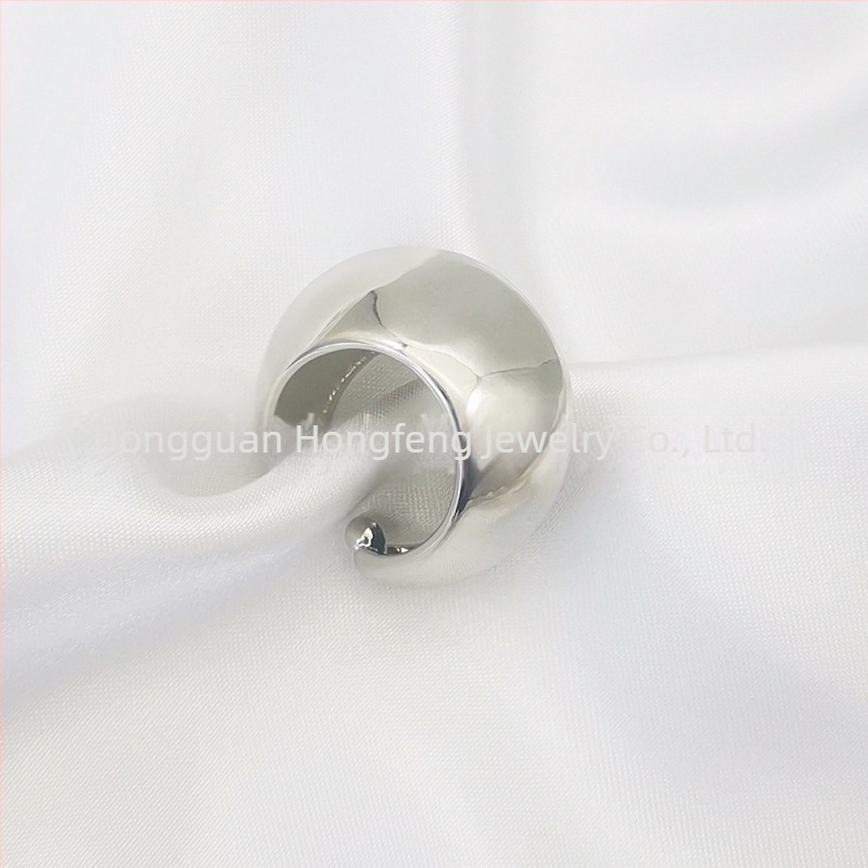 Női retro gyűrűs fülklipsz, geometriai kör alakú kialakítás, sárgaréz + fehér acél, elektroplatázott felület