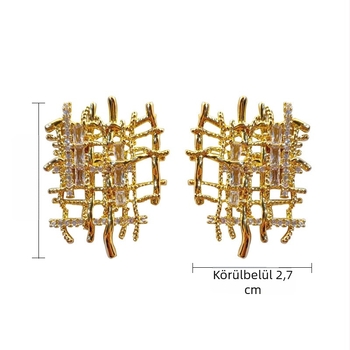 Geometriai fém fülbevalók cirkónnal, réz tűkkel, könnyed luxus stílus