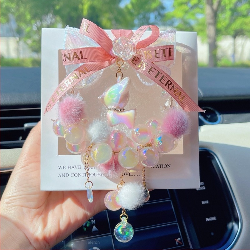 Autó belső dekorációhoz készült rajzfilmszerű szarvas függő dísz, műkristályból