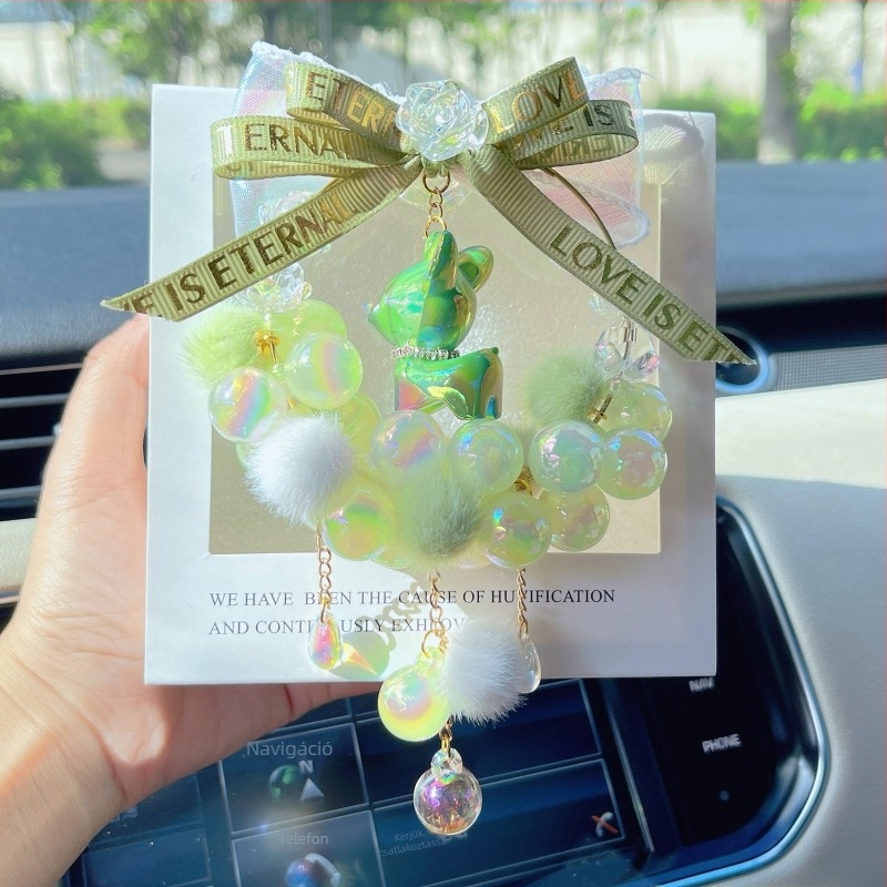 Autó belső dekorációhoz készült rajzfilmszerű szarvas függő dísz, műkristályból