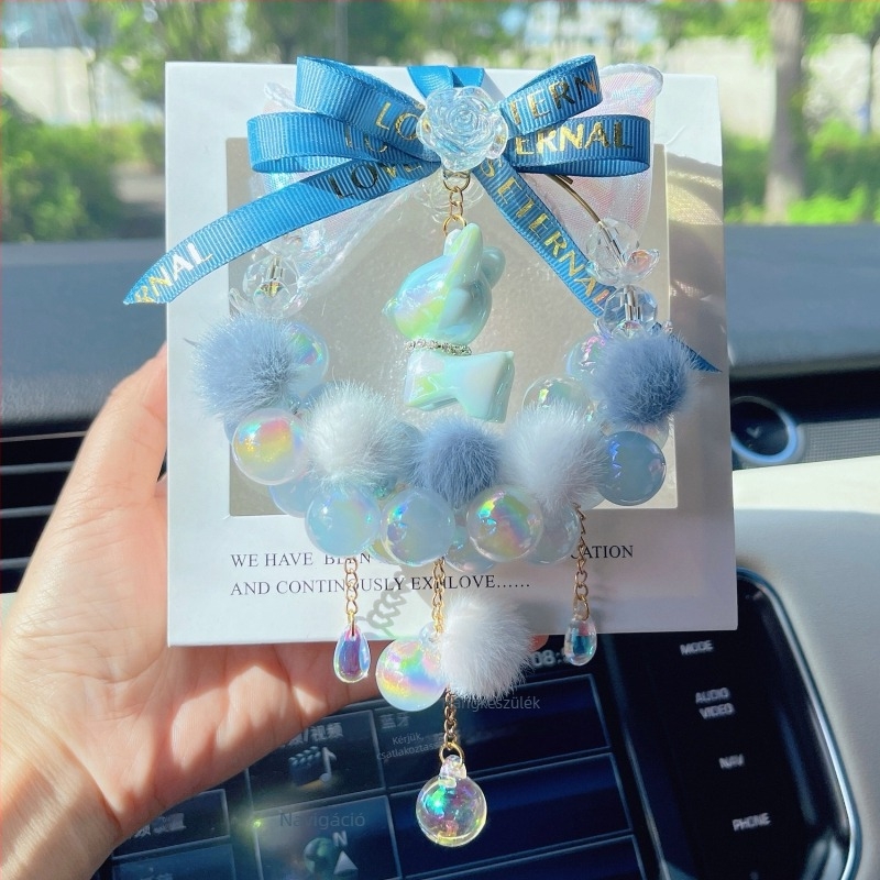 Autó belső dekorációhoz készült rajzfilmszerű szarvas függő dísz, műkristályból