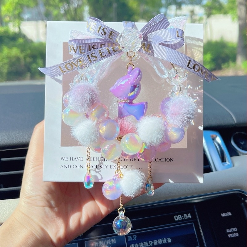 Autó belső dekorációhoz készült rajzfilmszerű szarvas függő dísz, műkristályból