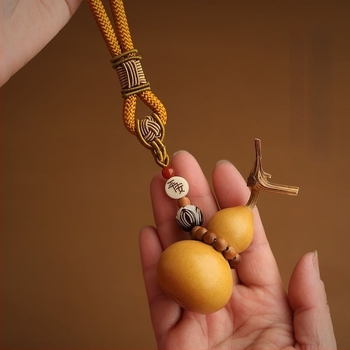 Kézzel készített fa autómedál tök motívummal az út védelmére, hátsó tükörre szóló dísz, rajzfilmszerű stílus, 2024 téli kiadás.