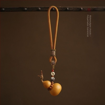 Kézzel készített fa autómedál tök motívummal az út védelmére, hátsó tükörre szóló dísz, rajzfilmszerű stílus, 2024 téli kiadás.