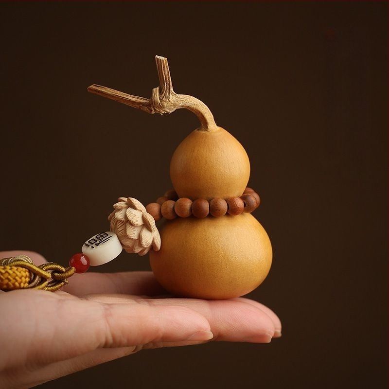 Kézzel készített fa autómedál tök motívummal az út védelmére, hátsó tükörre szóló dísz, rajzfilmszerű stílus, 2024 téli kiadás.