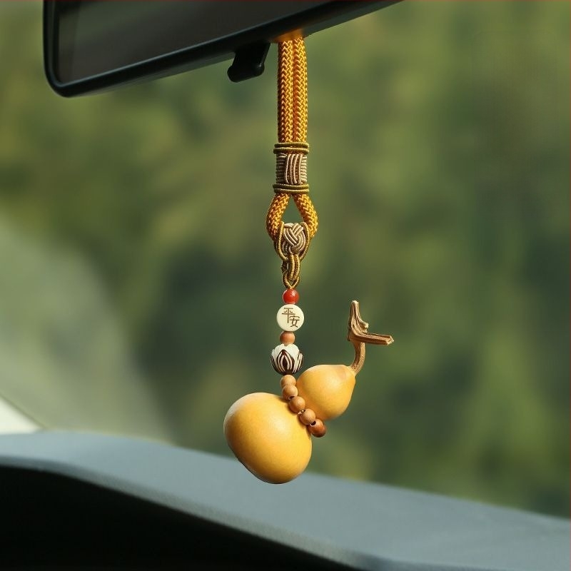 Kézzel készített fa autómedál tök motívummal az út védelmére, hátsó tükörre szóló dísz, rajzfilmszerű stílus, 2024 téli kiadás.