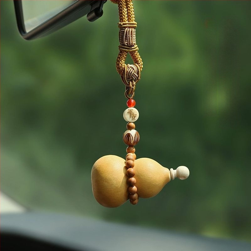 Kézzel készített fa autómedál tök motívummal az út védelmére, hátsó tükörre szóló dísz, rajzfilmszerű stílus, 2024 téli kiadás.