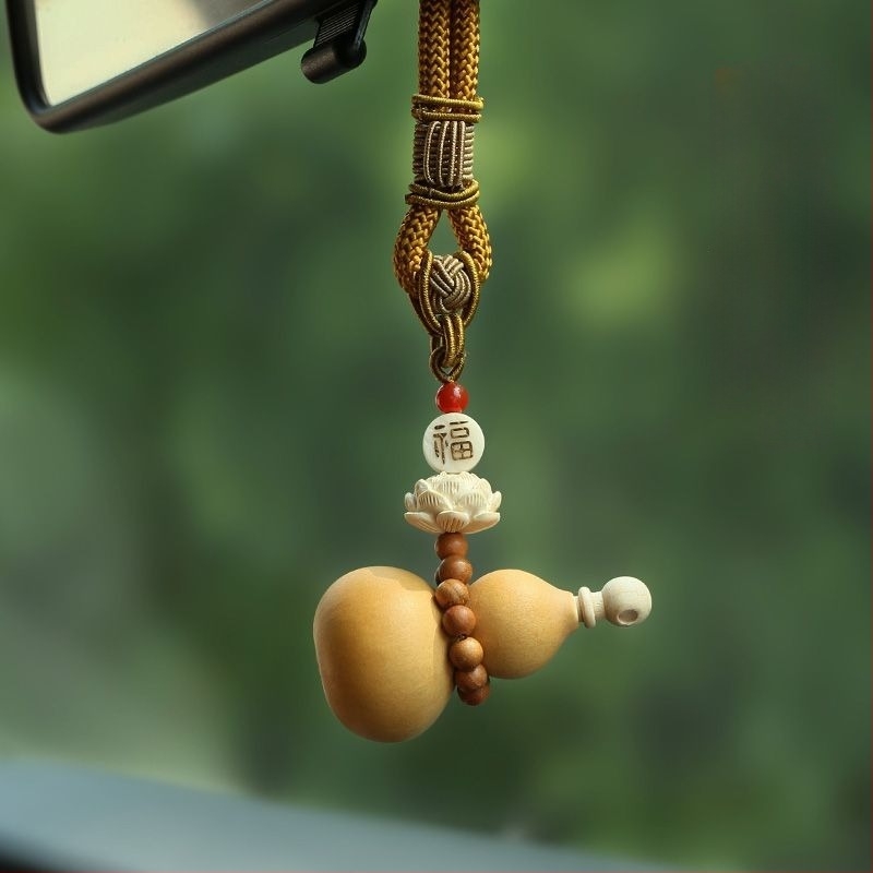 Kézzel készített fa autómedál tök motívummal az út védelmére, hátsó tükörre szóló dísz, rajzfilmszerű stílus, 2024 téli kiadás.