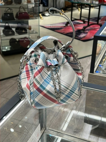 Kerek bőr crossbody táska krokodil mintával, zsinóros zárás, laminált cipzáras zseb, belsővel