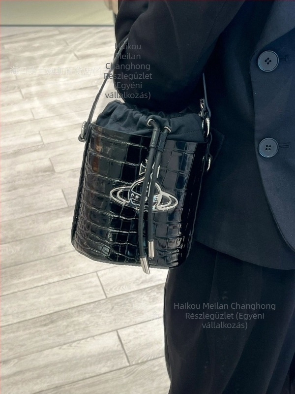 Kerek bőr crossbody táska krokodil mintával, zsinóros zárás, laminált cipzáras zseb, belsővel