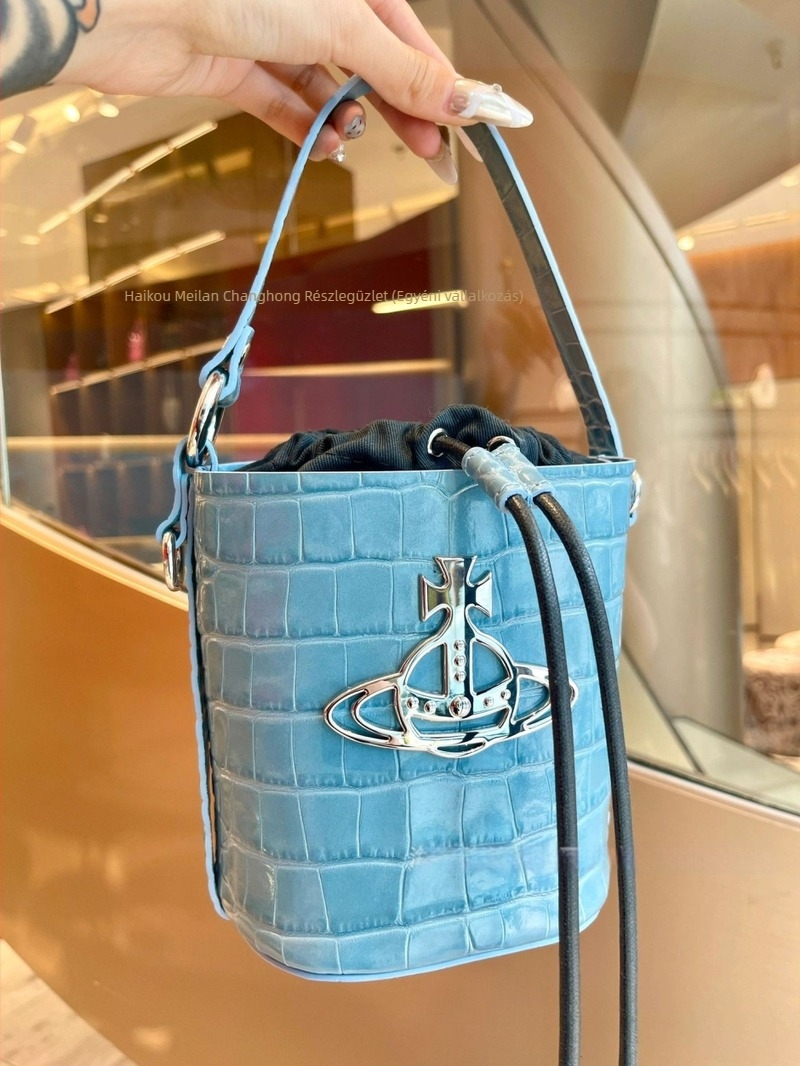 Kerek bőr crossbody táska krokodil mintával, zsinóros zárás, laminált cipzáras zseb, belsővel