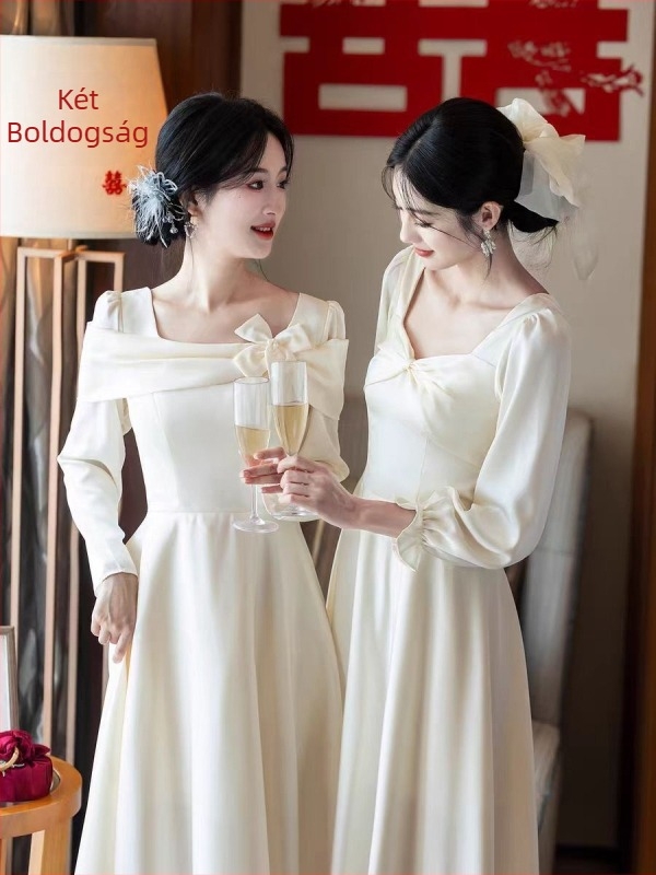 pezsgő színű szatén koszorúslány ruha, hosszú ujjú, A-vonalú, négyzetes gallér, poliészter-spandex keverék, 2025-ös őszi-téli kollekció