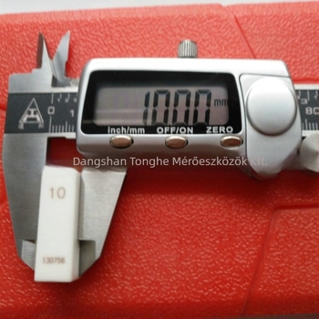 Digitális tolómérő acélból, 0–150 mm-es tartomány, háromgombos működés, elektronikus vernier.