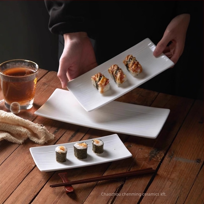 Porcelánból készült téglalap alakú tányér logóval, mikrohullámú sütőbarát, testreszabható, japán stílusú.