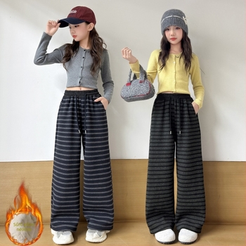 Lányoknak készült fleece-bevonatú sportnadrág, casual stílus, középmagas derék, elasztikus derék, poliészter-pamut keverék 70% poliészter, selymes felület, 8+ éveseknek