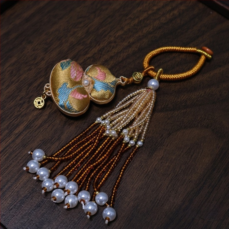 Kézzel készített füzérmedál, dupla oldalú tökmintával, kulcs alakú charm, mintázat: kereszt, korona és római számok