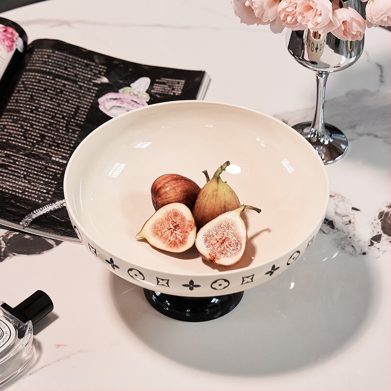 Kifinomult, magas lábú gyümölcstál a nappaliba; elegáns, könnyed luxus stílusú snacktál aszalt gyümölcsökhöz és édességekhez.