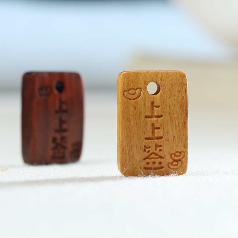 Fából készült kézzel faragott talizmán medál telefonhoz és táskákhoz – márka Shuo heng; Anyag: fa; Feldolgozás: faragás; Stílus: sokoldalú, akasztó dísz a táskán; Mintázat: változatos motívumok; Bevezetés: 2024 tavasz