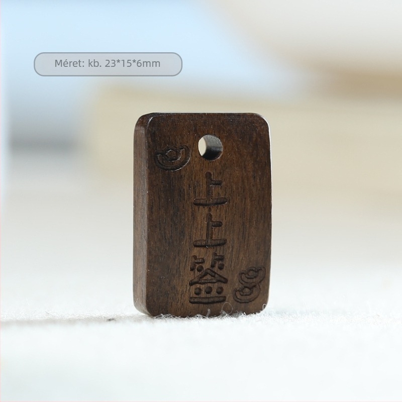 Fából készült kézzel faragott talizmán medál telefonhoz és táskákhoz – márka Shuo heng; Anyag: fa; Feldolgozás: faragás; Stílus: sokoldalú, akasztó dísz a táskán; Mintázat: változatos motívumok; Bevezetés: 2024 tavasz