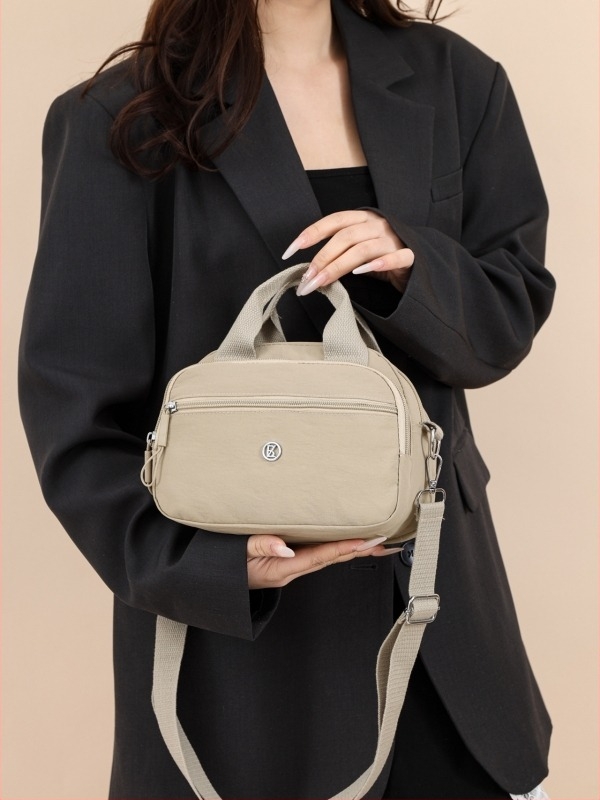 Női crossbody válltáska velúr anyagból, ovális forma, cipzáras nyitás, belső zsebek: cipzáras zseb és telefon zseb, egy vállpánt, városi egyszerű stílus, mindennapi használatra