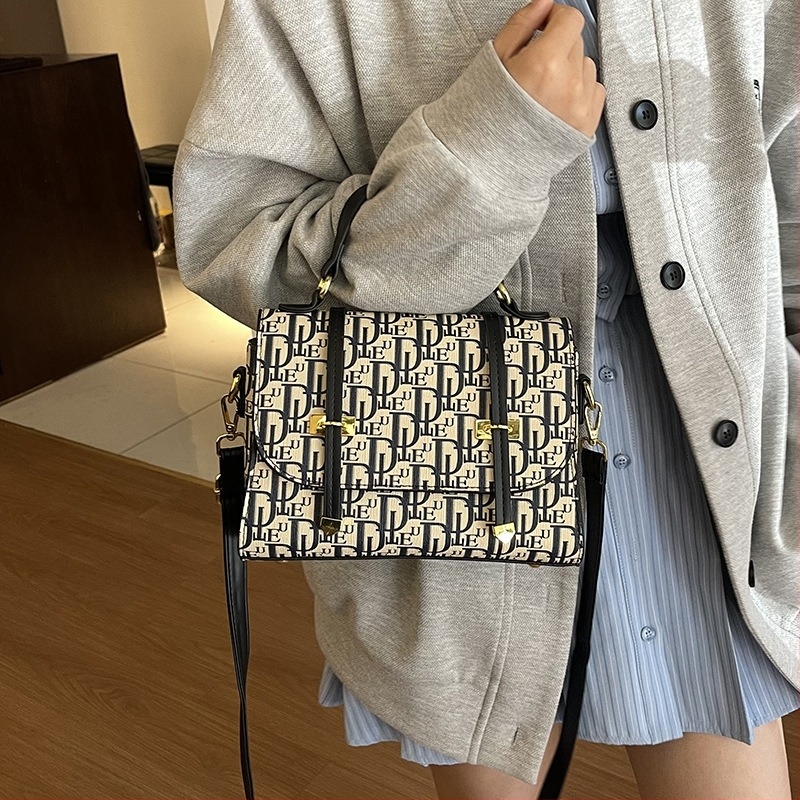 PU anyagú crossbody női táska, városi egyszerű stílus, horizontális négyzet alakú forma, fedél típusú zárás.