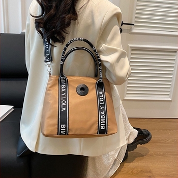 Nylon tote táska nőknek - street fashion stílus, függőleges négyzet alakú forma, cipzáras zárás, poliészter bélés